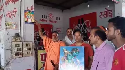 मुज़फ्फरनगर: कावड़ यात्रा से पहले यशवीर महाराज ने होटल और रेस्टोरेंट पर जाकर आधार कार्ड चेक किया, थूक-मूत्र जिहाद के खिलाफ नारेबाजी