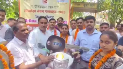 धौलपुर: कलेक्ट्रेट परिसर में मेधावी छात्राओं को वितरित की गई स्कूटी