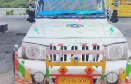 सीहोर: निपानिया गांव के पास सड़क हादसा, पिकअप वाहन ने दो लोगों को मारी टक्कर, पुलिस जांच में जुटी