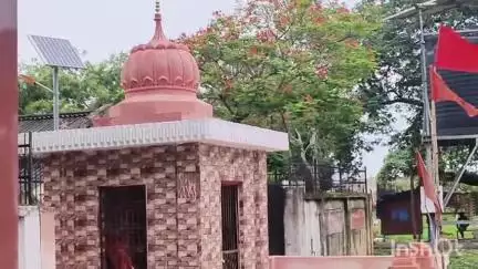 मानिकपुर: मारकुंडी तिराहे के समीप स्थित हनुमान जी महाराज का मंदिर, श्रद्धालु ने कराया मंदिर का निर्माण