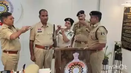 बेमेतरा: बेमेतरा SP कार्यालय में वरिष्ठ पुलिस अधीक्षक ने दो प्रधान आरक्षकों को सहायक उप निरीक्षक MT चालक के पद पर किया पदोन्नत