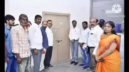 రాజకీయ పార్టీల నాయకులతో కలిసి ఈవీఎం గోడౌన్  తనిఖీ చేసిన జిల్లా కలెక్టర్ డాక్టర్ వినోద్ కుమార్