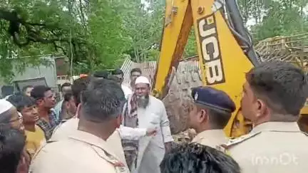 खामगाव: खामगाव शहरातील अतिक्रमण काढण्याचा दुसरा दिवस
कारवाई दरम्यान खामगाव शहरात तगडा पोलीस बंदोबस्त