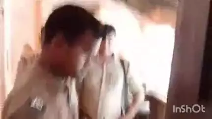 कुंडा: मानिकपुर इलाके के मलियाना टोला में पुलिसकर्मियों और महिलाओं के बीच तीखी बहस, वीडियो हुआ वायरल