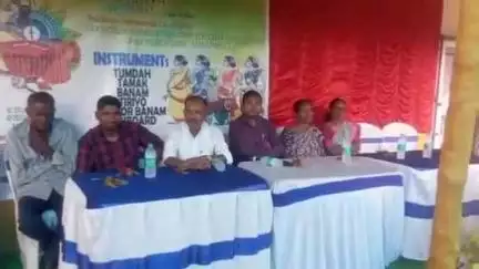 বালুরঘাট: আদিবাসী সংস্কৃতি ধরে রাখতে ও নতুন প্রজন্মের মধ্যে ধামসা মাদল বাজানোর উৎসাহ বাড়াতে প্রশিক্ষণ কেন্দ্র চালু হল হোসেনপুরে