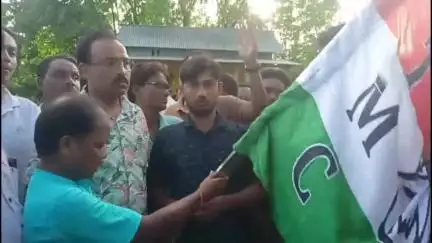দিনহাটা ১: ভিলেজ টু এলাকায় বিজেপি ছেড়ে তৃণমূল কংগ্রেসের যোগদান করল বিজেপির ১নং মন্ডল সভাপতি সুজয় দেবনাথ