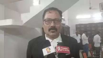 ବଲାଙ୍ଗୀର: ସିଭିଲ କୋର୍ଟ ଠାରେ ଷ୍ଟାଟସ୍ ରୋଲ ଆଣ୍ଡ ରେଷ୍ପୋଷିବିଲିଟିସ ଅଫ ଆଡଭୋକେଟକାର୍ଯ୍ୟକ୍ରମରେ ପ୍ରତିକ୍ରିୟା ରଖିଲେ ସଂଘ ସଭାପତି ଓ ଆଇନ ଜିବି