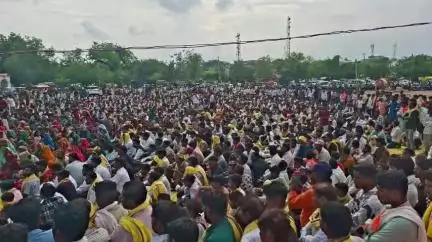 वरला: ग्राम खिवनी में आदिवासियों के मकान तोड़ने का मामला, आदिवासी समाज व जयस संगठन ने किया महाआंदोलन