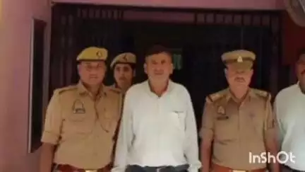 जलालपुर: कादीपुर गांव से पुलिस ने करोड़ों रुपए के घोटाले के मामले में फरार आरोपी को गिरफ्तार कर जेल भेजा