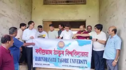 হোজাই: বিধায়ক ৰামকৃষ্ণ ঘোষে যোগীজানত বহু দিনৰ পৰা পৰিতক্ত হৈ থকা এটি গৃহ ৰবীন্দ্ৰনাথ ঠাকুৰ বিশ্ববিদ্যালয়ৰ নামত হস্তান্তৰ কৰে
