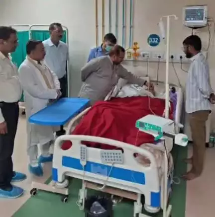 सुल्तानपुर: एमपी के सीएम के ससुर का हालचाल जानने सुल्तानपुर के स्वशासी राजकीय मेडिकल कॉलेज के आईसीयू पहुंचे भाजपा जिलाध्यक्ष