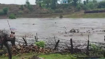 नदियाँ उफान् पर है देखें