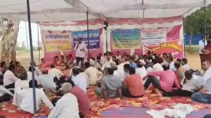 मेदिनीनगर (डालटनगंज): संबद्ध डिग्री महाविद्यालय महासंघ ने लंबित मामलों को लेकर विश्वविद्यालय में दिया धरना