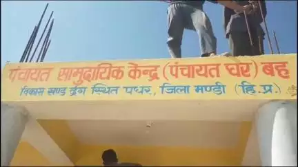 पधर: बह पंचायत के प्रधान पीर सहाय ठाकुर अपने कार्य को मौके पर दिखाते हैं, लोग कर रहे हैं प्रशंसा