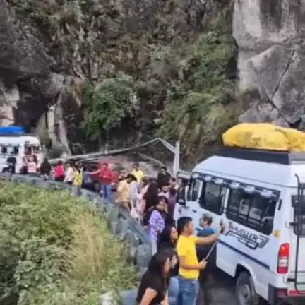 निचार: किन्नौर के चौरा मिनी टनल के समीप पर्यटकों की भीड़, वाहनों का लग रहा जाम