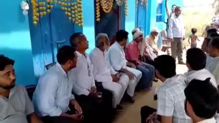 कन्नौज: पडुआपुर गांव के पास डंपर की टक्कर से दो युवकों की गई जान, परिजनों के बीच पहुंचे मंत्री असीम अरुण