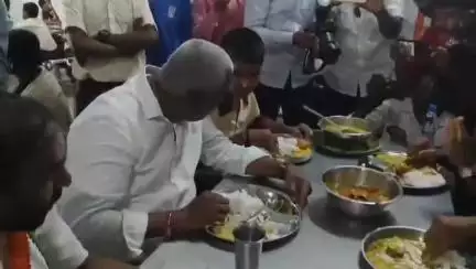 కోరుట్ల: కోరుట్ల కల్లూర్ రోడ్డులో గల తెలంగాణ సాంఘిక సంక్షేమ శాక బాలుర పాఠశాలలో విద్యార్థులతో భోజనం చేసిన మంత్రి అడ్లూరి లక్ష్మణ్‌