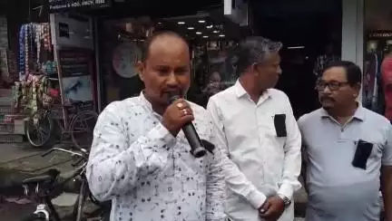 পূব ডিব্ৰুগড়: মন্ত্ৰী জয়ন্ত মল্ল বৰুৱাই সাংবাদিকক কৰা অপমান সূচক মন্তব্যৰ বিৰোধীতাৰে সদৰত কলা বেজ পৰিধান কৰি সংবাদকৰ্মীৰ প্ৰতিবাদ
