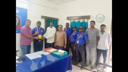 రామగుండం: సింగరేణి ప్రైవేట్ సెక్యూరిటీ సిబ్బందికి ఐడి కార్డ్స్ మెడికల్ కార్డుల పంపిణీ చేసిన సెక్యూరిటీ ఆఫీసర్ వీరారెడ్డి