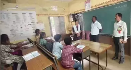 జహీరాబాద్: హుగ్గేల్లి జడ్పీహెచ్ఎస్ పాఠశాలను తనిఖీ చేసిన జిల్లా విద్యాశాఖ అధికారి వెంకటేశ్వర్లు