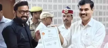 बलिया: जिलाधिकारी मंगला प्रसाद सिंह ने कलेक्ट्रेट में सर्वोच्च करदाताओं को किया सम्मानित