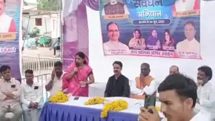रायसेन: जनप्रतिनिधियों और अधिकारियों ने सामूहिक श्रमदान कर की प्राचीन मिश्र तालाब की सफ़ाई, विधायक प्रभुराम चौधरी भी रहे मौजूद