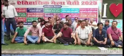 गोला गोकरणनाथ: गोला नगर में लेखपाल की आपत्तिजनक पोस्ट से आक्रोशित ब्राह्मण समाज ने सड़कों पर गिरफ्तारी और बर्खास्तगी की मांग की