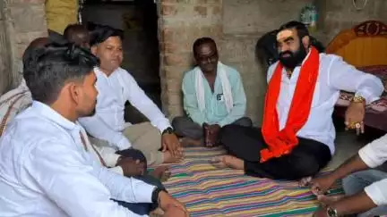 कळमनूरी: आमदार संतोष बांगर यांनी घेतली वाकोडी येथे तीन कुटुंबीयांची सांत्वनपर भेट .