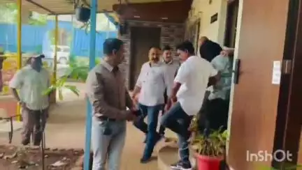 कल्याण: खंडणी विरोधी पथकाने मोठ्या शितापीने सापळा रचून कल्याण येथून गावठी पिस्तुलासह एका सराईत गुन्हेगाराला केली अटक