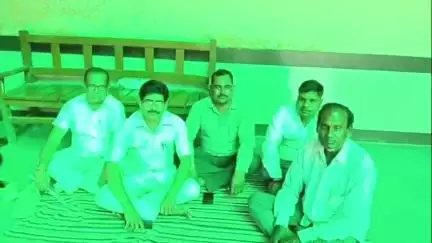 पुवायां: सरकारी जमीन पर हो रहे अवैध निर्माण को रुकवाने की मांग को लेकर जिलाधिकारी के नाम सौंपा ज्ञापन