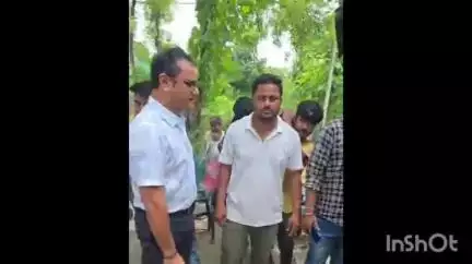 হরিশ্চন্দ্রপুর ১: মহিলার অসহায় অবস্থার কথা জানতে পেরে রারিয়াল গ্রামে পৌঁছলেন জেলা পরিষদ সদস্য সহ তৃণমূল নেতৃত্ব