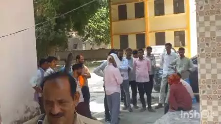 तिर्वा: ठठिया के पलटे पुरवा गांव में 70 हजार कर खरीदकर आई युवती ने युवक के साथ रहने से किया इंकार, थाने के बाहर हुआ हंगामा