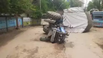 मुरैना नगर: जेल रोड पर सड़क धंसने से जानलेवा गड्ढे बने, ओवरलोड ट्रैक्टर ट्राली पलटी, ड्राइवर सहित लोग बाल-बाल बचे
