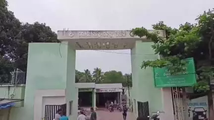 ପିପିଲି: ତରାକାଜ ଓଭର ବ୍ରିଜ ନିକଟରେ ମୋ ବସ ଧକ୍କାରେ ସ୍କୁଟିରେ ଯାଉଥିବା ୩ ଯୁବତୀ ମୃତ, ମେଡ଼ିକାଲରେ ପହଁଚି ଶବକୁ ଜବତକରି ପଲିସର ତଦନ୍ତ ଜାରି