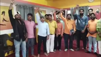 महाराजगंज: विश्व हिंदू परिषद बजरंग दल की मासिक बैठक महराजगंज नगर के महाराणा प्रताप इंटर कॉलेज में सम्पन्न हुई