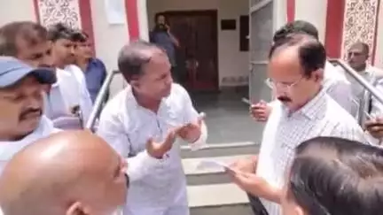 सुल्तानपुर: खाद-बीज व्यापारियों ने कलेक्ट्रेट में प्रदर्शन किया, यूरिया की कीमत और परिवहन लागत बढ़ने से नाराज