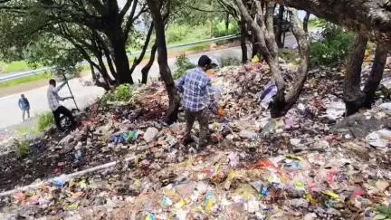 लोहाघाट:जिलाधिकारी चंपावत के निर्देश पर जिला पंचायत ने लोहाघाट से उठाया कूड़ा ।अभियान जारी।