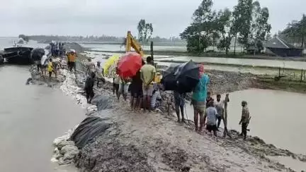 গোসাবা: গোসাবার কুমিরমারীর ভাঙ্গন ঘাটের কাছে সারসা নদী বাঁধে ৩০০ফুট ধস,আতঙ্কিত এলাকাবাসীরা,
