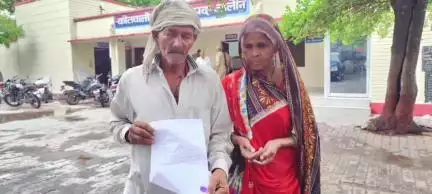 कौंच: आंखों से अंधी बुजुर्ग महिला अधिकारियों के चक्कर लगाने को मजबूर, तूमरा गांव में पड़ोसी निकाल रहा कच्ची दीवार पर पानी
