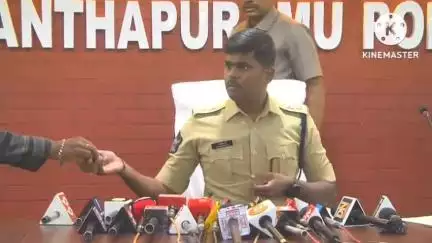 నకిలీ ఈ స్టాంపు కేస్ ఛేదించిన పోలీసులు  ముగ్గురి అరెస్ట్  మీడియాకు వివరాలు వెల్లడించిన జిల్లా ఎస్పీ జగదీష్