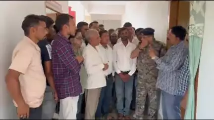 गिरिडीह: वेतन न मिलने से नाराज़ शराब दुकानकर्मी पहुंचे समाहरणालय, जनवरी से जून तक का मानदेय बकाया