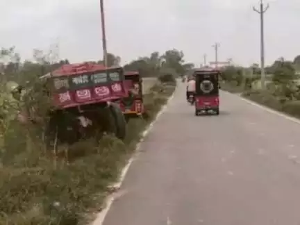 लंभुआ: लंभुआ के अर्जुनपुर मार्ग पर जनवारी नाथ धाम जा रहे श्रद्धालुओं से भरे ई-रिक्शे को अनियंत्रित ट्रैक्टर ने मारी टक्कर
