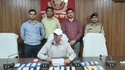 खरगौन: डेढ़ साल पहले सीएम की सभा में गुम हुआ मोबाइल मिलने से छात्रा खुश, पुलिस ने 100 मोबाइल बरामद किए