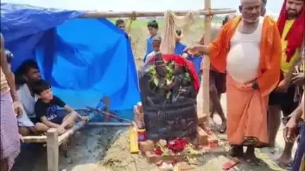 शेखपुरा: वर्मा गांव में पोखर खुदाई में मिली भगवान शिव-पार्वती की प्राचीन प्रतिमा, ग्रामीणों ने शुरू की पूजा