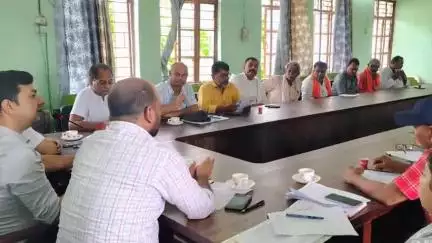 अरेराज: अरेराज के एसडीएम ने मतदाता सूची के विशेष गहन पुनरीक्षण को लेकर राजनीतिक दल के प्रतिनिधियों के साथ की बैठक