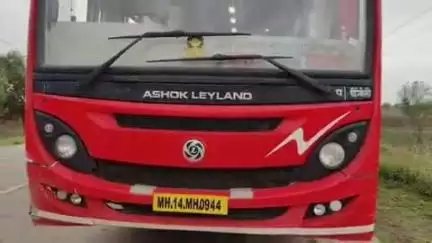 परभणी: भरधाव कार एसटी महामंडळाच्या बसवर आदळली,  तीन जखमी,दैठणा शिवारातील घटना