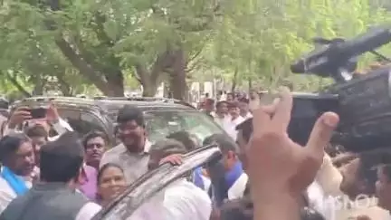 ఆదోని: దళిత సర్పంచ్ను అవమానించిన వారిపై ఎస్సీ ఎస్టీ కేసు నమోదు చేయాలని, జిల్లా కలెక్టర్కు ఫిర్యాదు చేసిన దళిత సంఘాలు