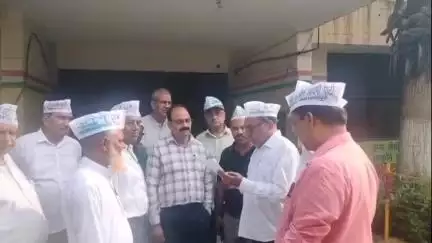 सहारनपुर: नुमाइश कैंप निकट बेसिक शिक्षा भवन पर आम आदमी पार्टी ने सरकारी स्कूलों के मर्ज करने का किया विरोध