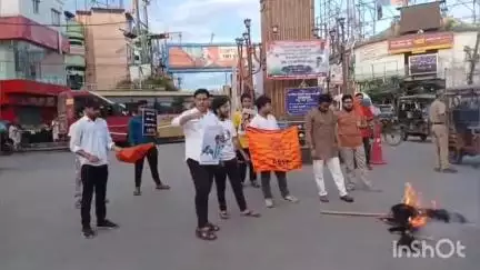 আলিপুরদুয়ার ১: কসবার আইন কলেজে ছাত্রীকে গণধর্ষণ করার প্রতিবাদে আলিপুরদুয়ার চৌপথি এলাকায় বিক্ষোভ ABVP-এর, পোড়ানো হলো কুশপুতুল