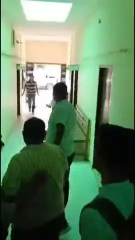 मुज़फ्फरनगर: मीडियाकर्मियों को वन विभाग के दरोगा ने गाली-गलौज कर डंडे से मारने की कोशिश की, करोड़ों के पेड़ काटने पर लेने गए थे बाइट